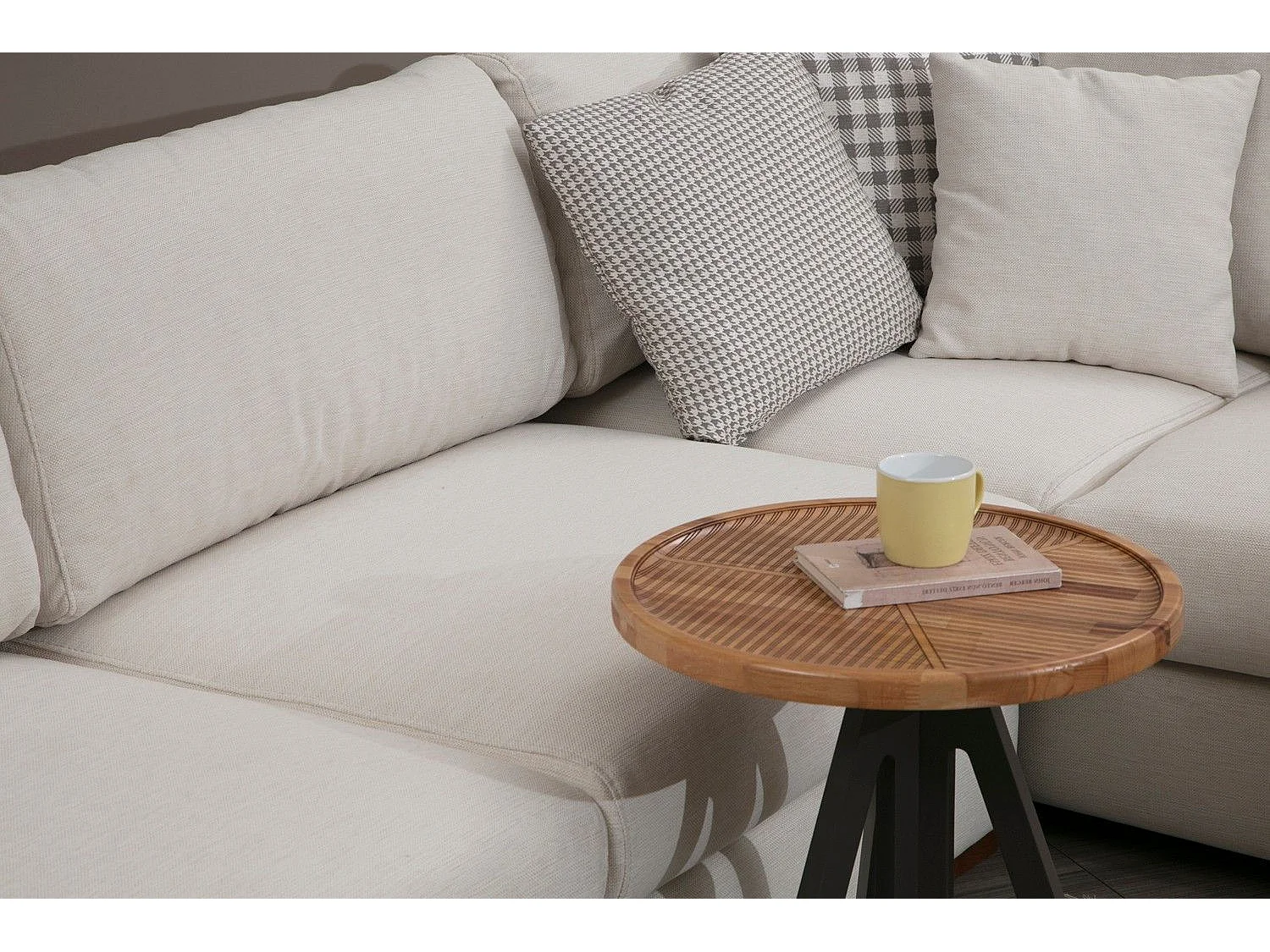 Canapé panoramique avec pouf, table d'appoint à gauche et 5 coussins Arslan Tissu Beige