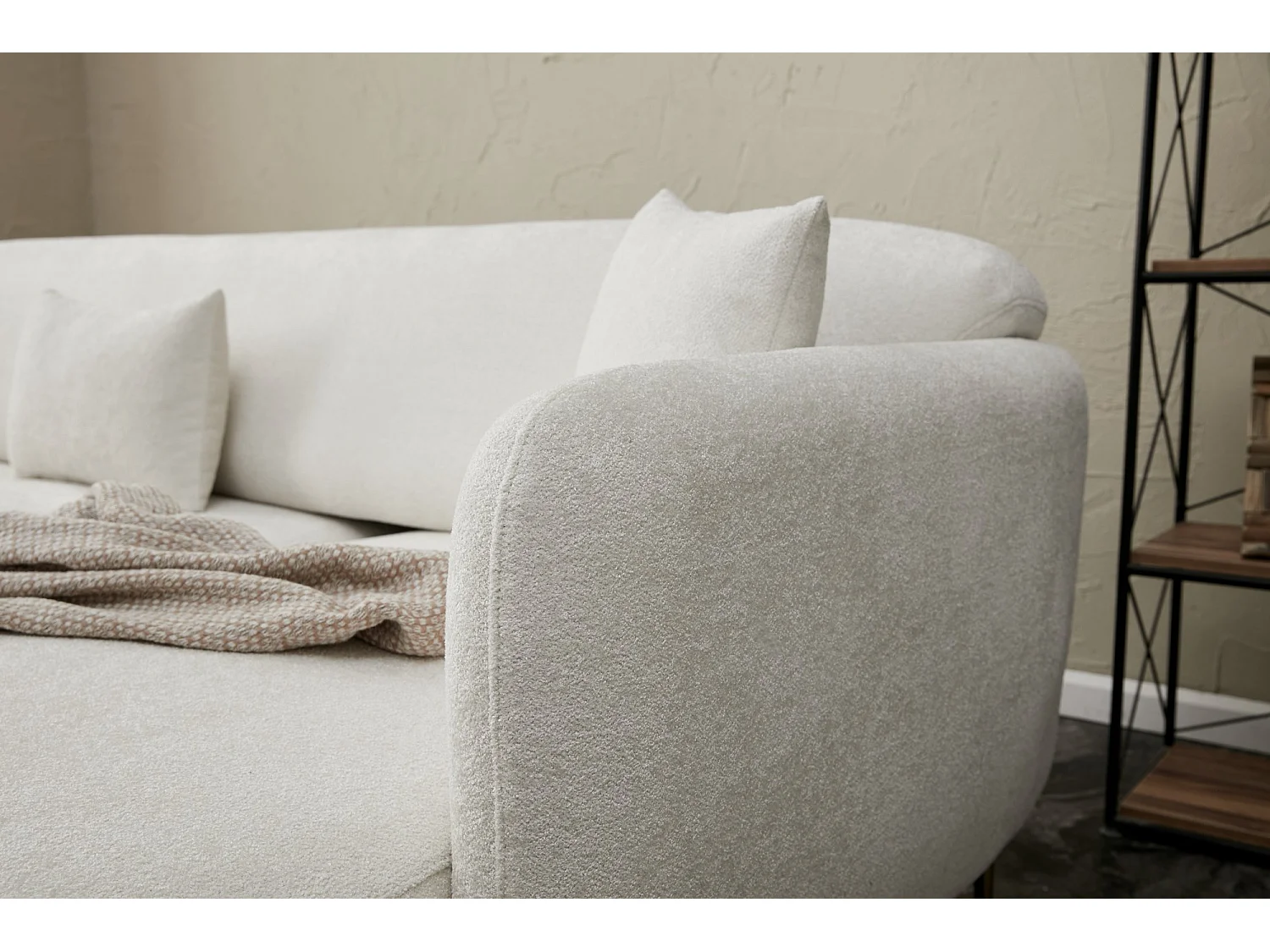 Canapé d'angle à gauche convertible pied doré Juanita Tissu Blanc crème