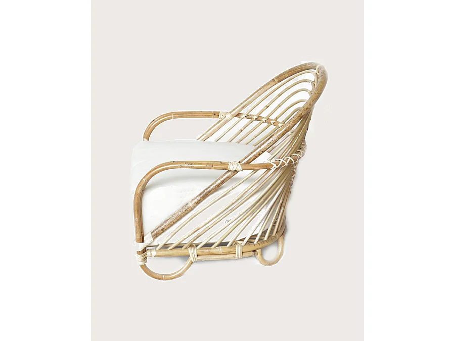 Gaia - Sillón de ratán tejido y cojín blanco