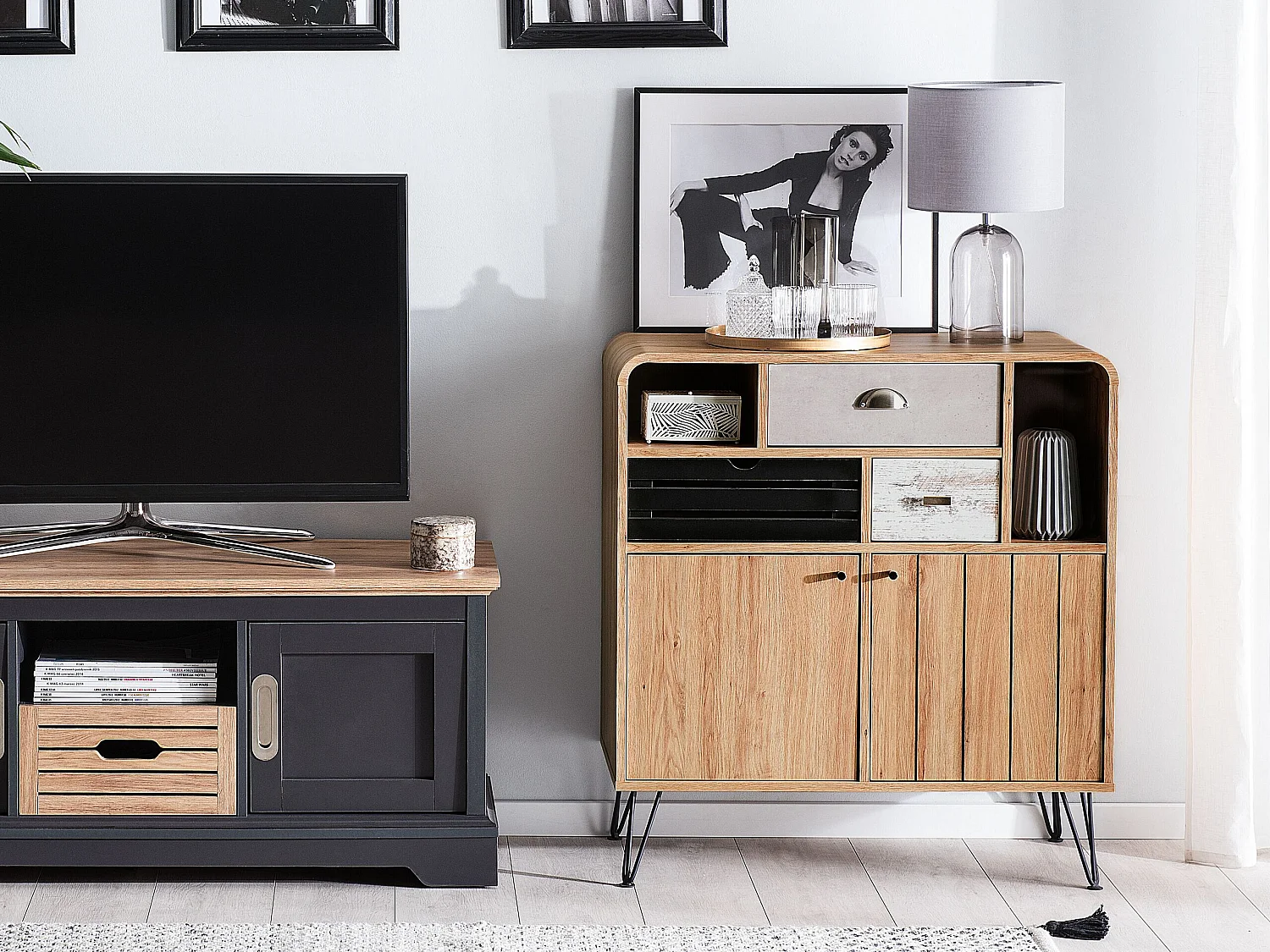 Sideboard heller Holzfarbton mit 3 Schubladen 2 Fächern 2 Türen Retro-Look Kyle