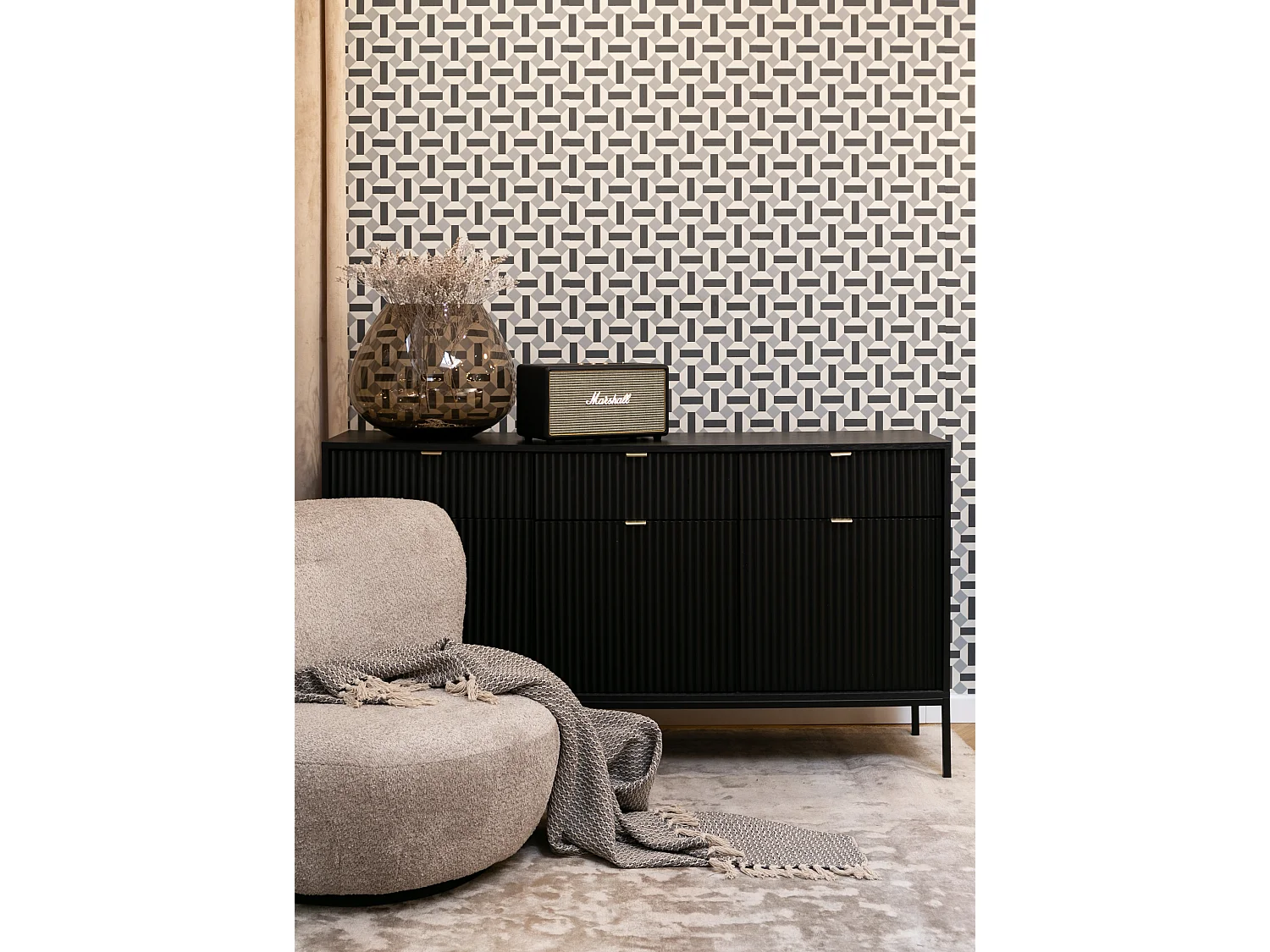 Dreitürige Kommode - 154 cm - schwarz mit schwarzen Beinen - VELLORE