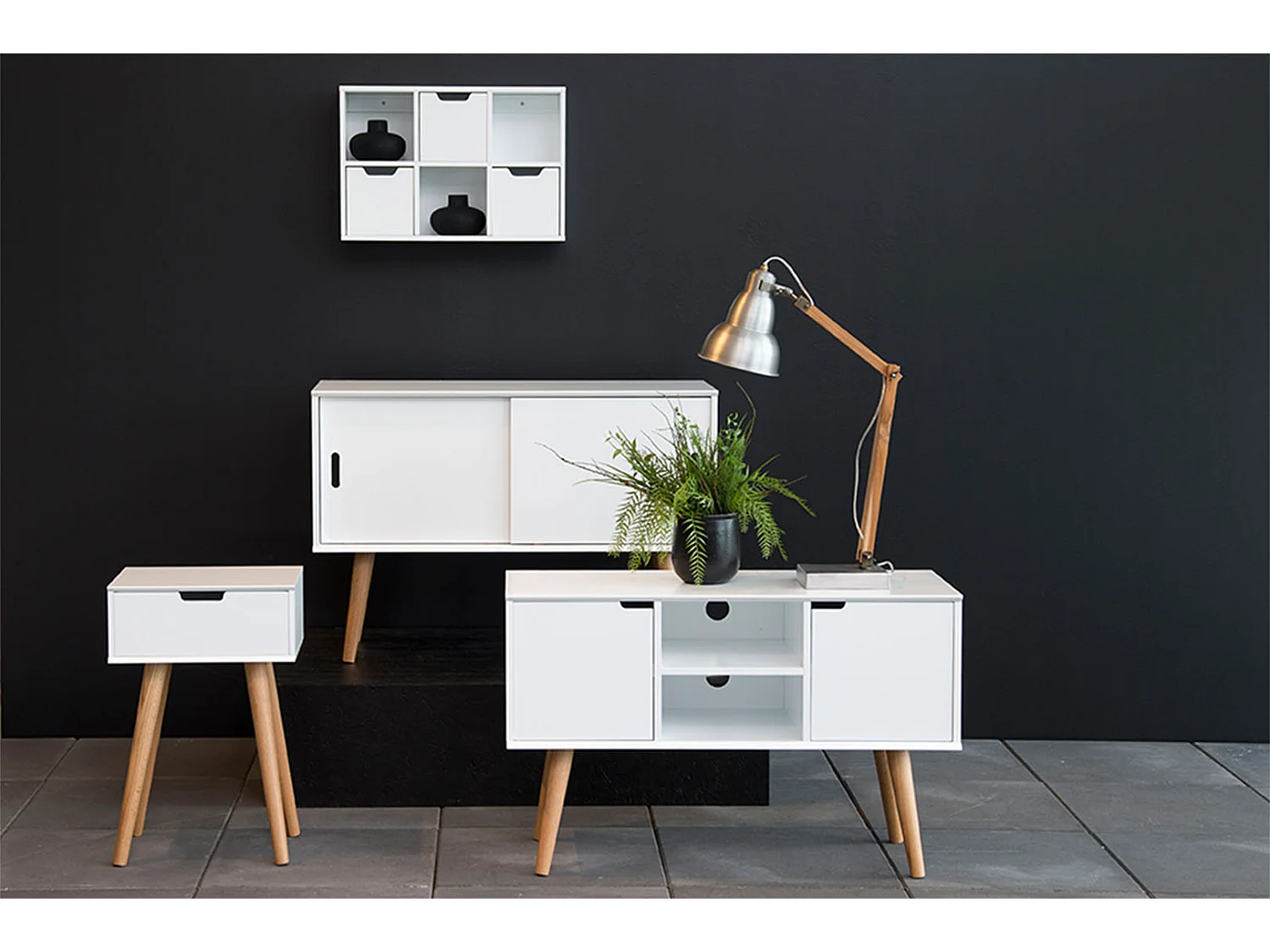 Mike Nachttisch mit 1 Schublade in weiss und Beinen aus Eiche.