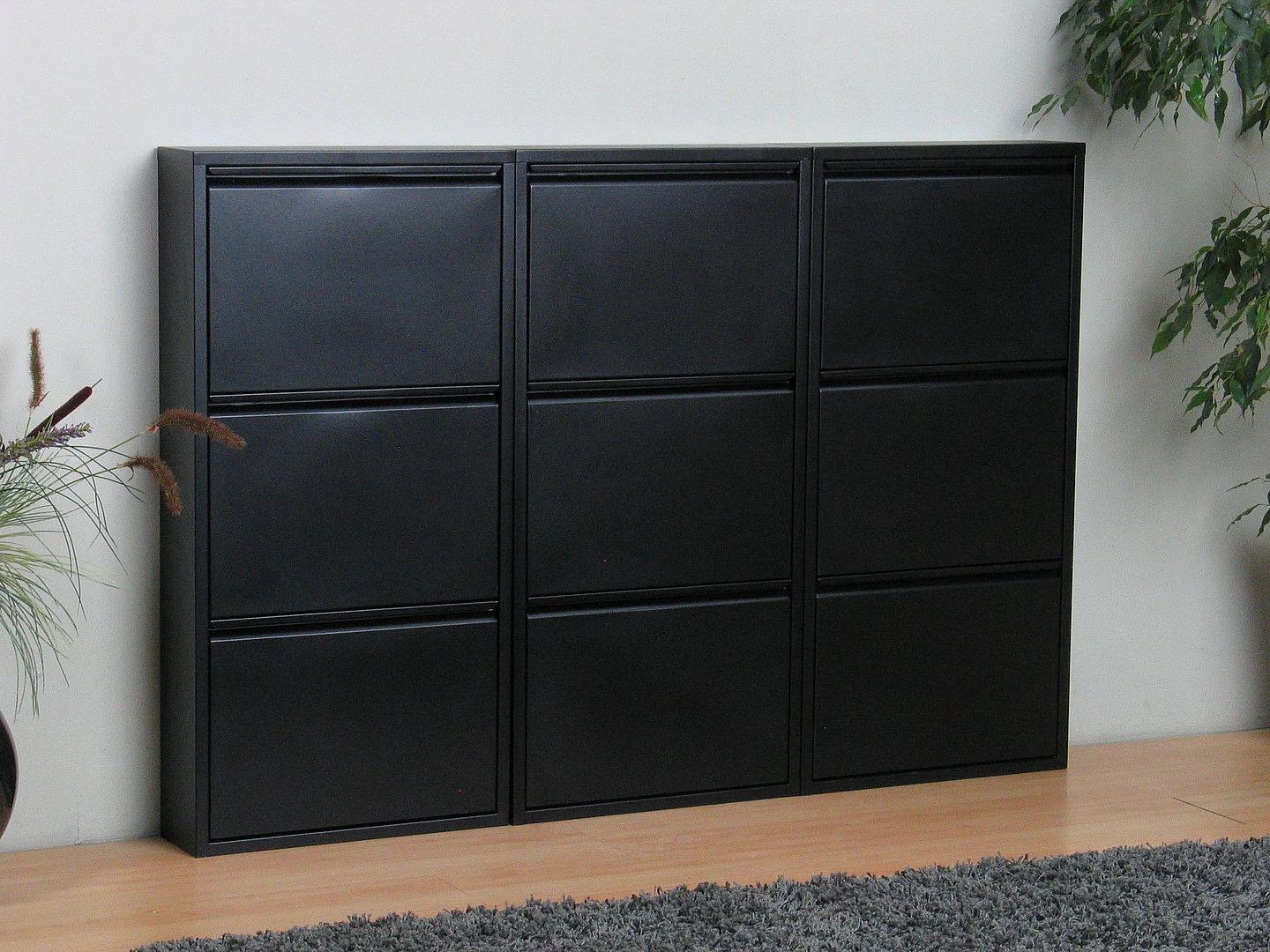 Pisa Armoire à chaussures avec 9 casiers/portes en métal noir. Livrée entièrement montée.