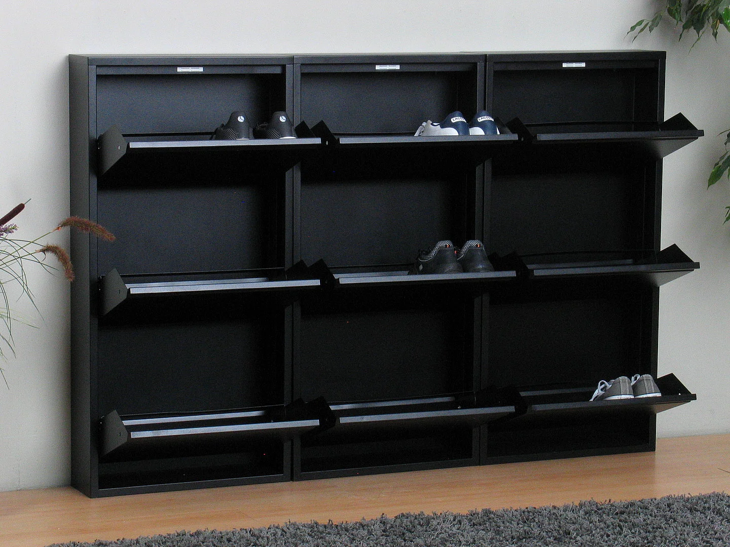 Pisa Armoire à chaussures avec 9 casiers/portes en métal noir. Livrée entièrement montée.