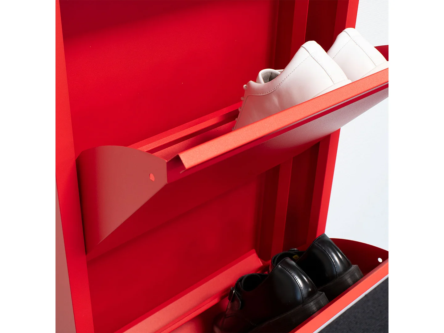 Pisa Armoire à chaussures à 12 rabats/portes en métal, rouge. Livré entièrement monté.