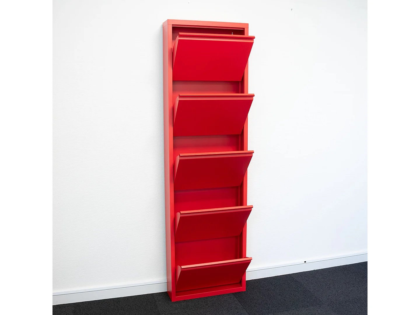 Pisa Schuhschrank mit 15 Klappen/Türen in Metall rot. Fertig montiert geliefert.