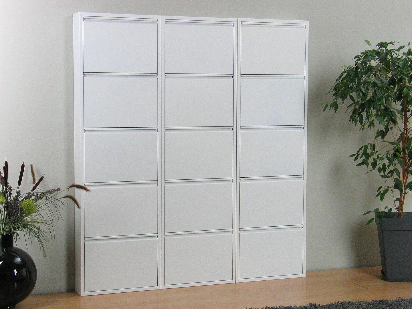 Pisa Armoire à chaussures avec 15 casiers/portes en métal blanc. Livrée entièrement montée.