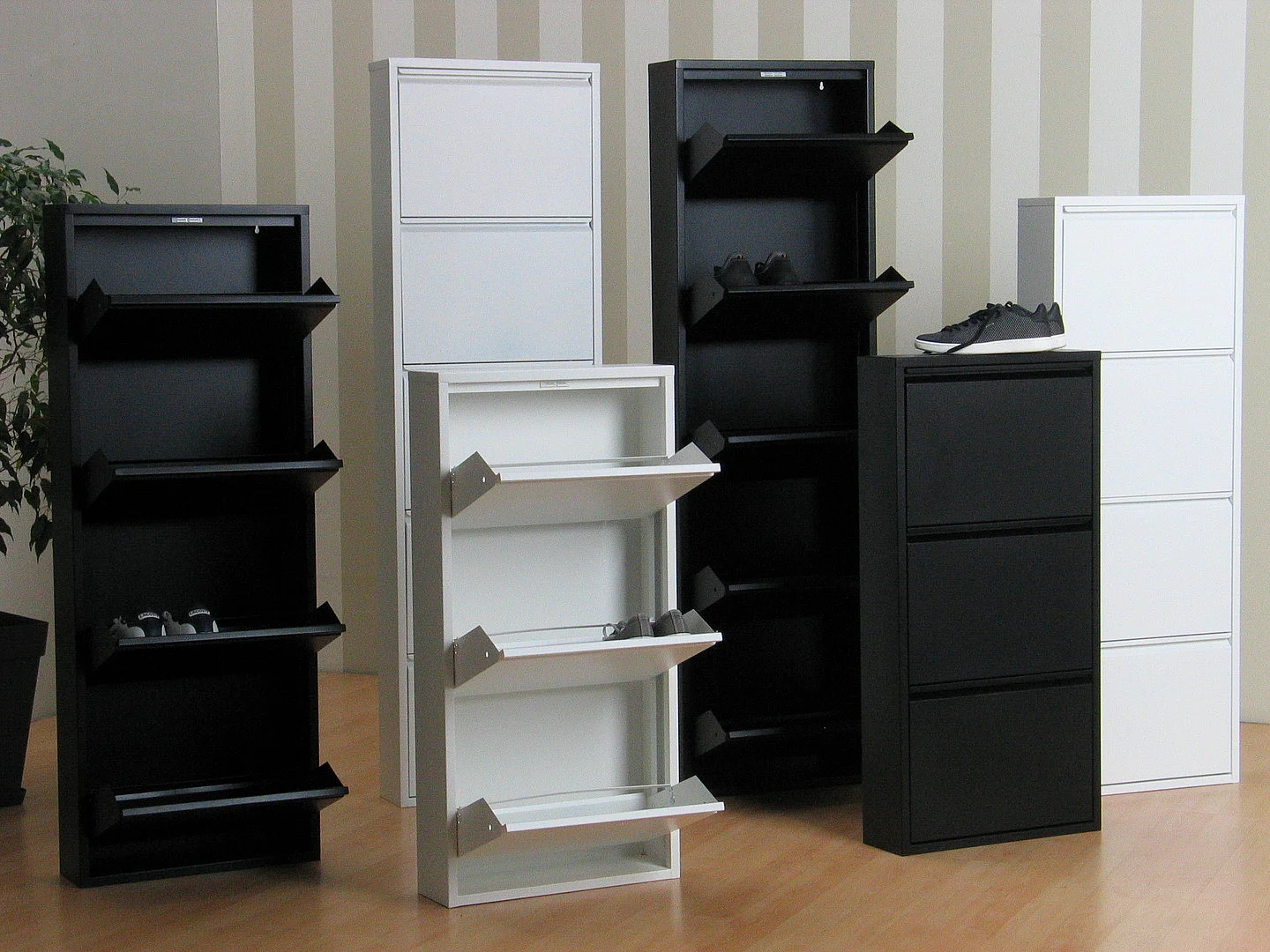 Pisa Armoire à chaussures avec 15 casiers/portes en métal blanc. Livrée entièrement montée.