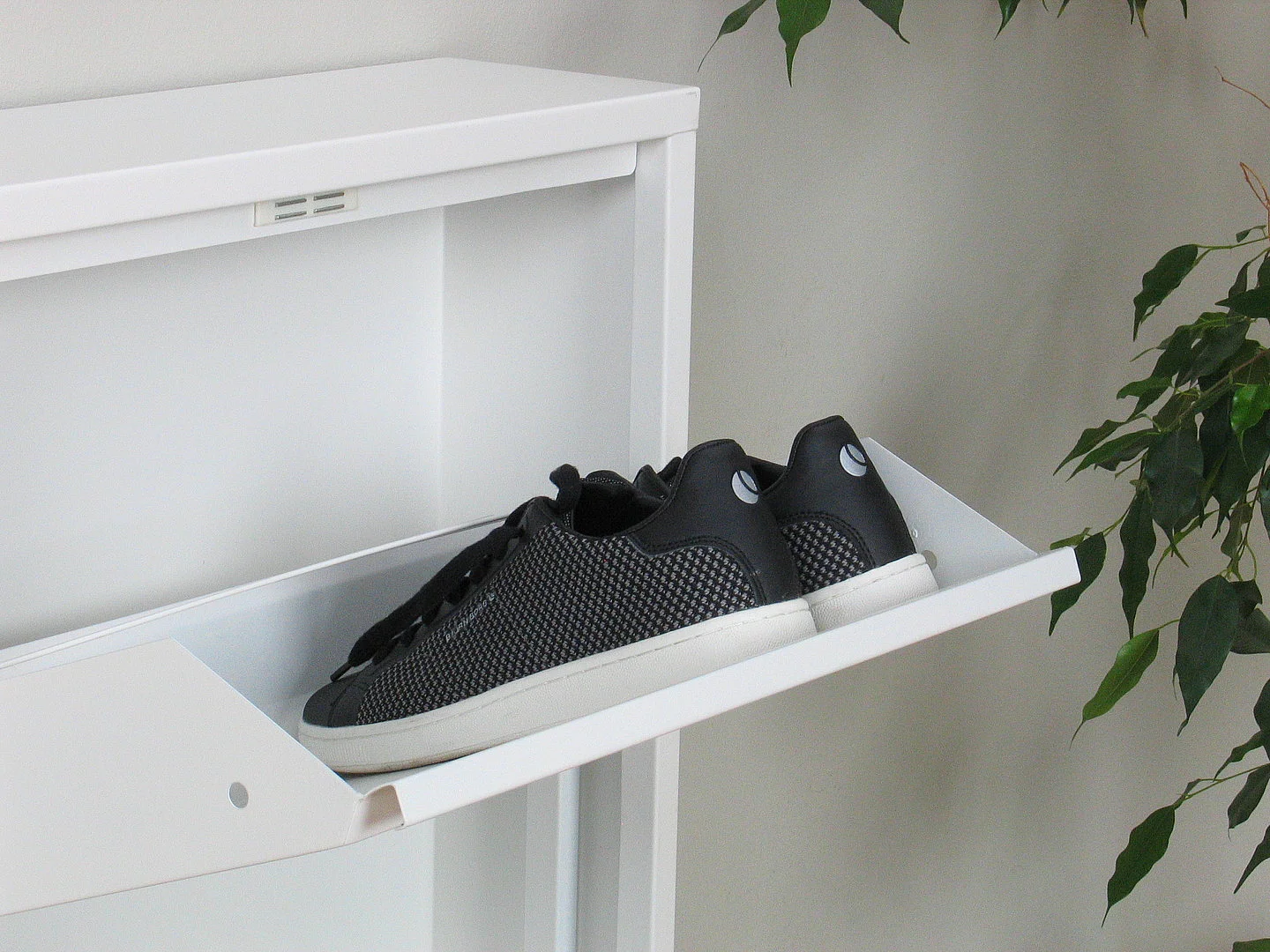 Pisa Armoire à chaussures avec 9 casiers/portes en métal, blanc. Livrée entièrement montée.