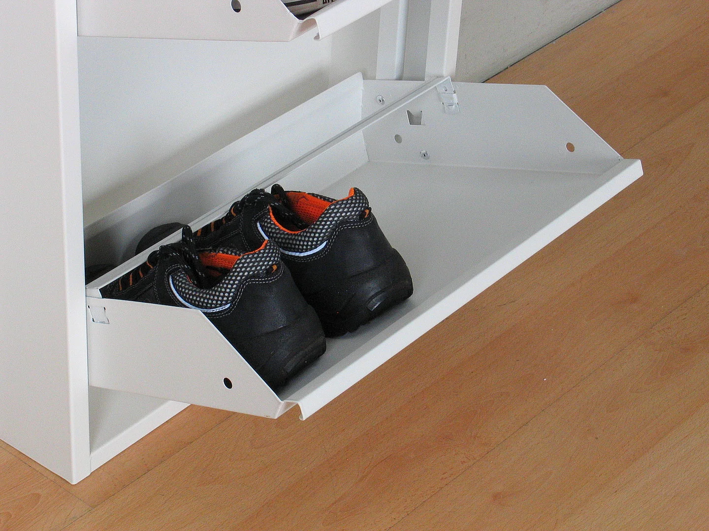 Pisa Armoire à chaussures avec 9 casiers/portes en métal, blanc. Livrée entièrement montée.