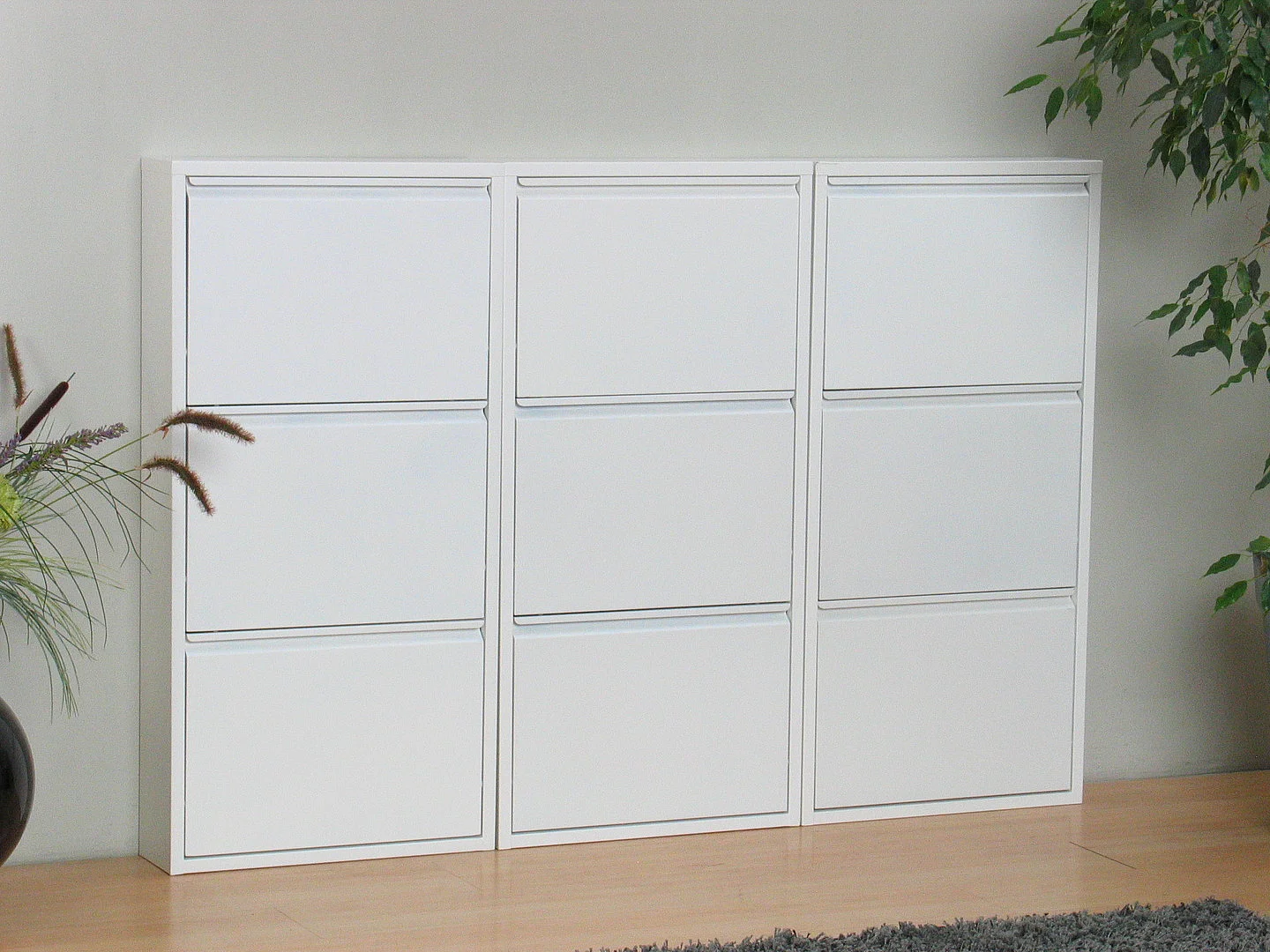 Pisa Armoire à chaussures avec 9 casiers/portes en métal, blanc. Livrée entièrement montée.