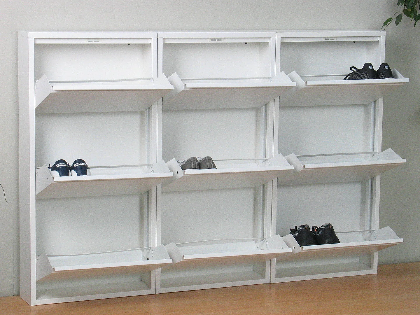 Zapatero Pisa de 9 puertas en metal blanco. Se entrega completamente montado.