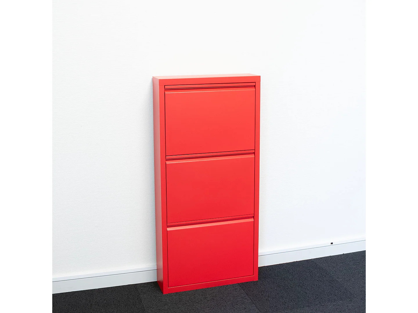 Pisa Armoire à chaussures à 9 rabats/portes en métal, rouge. Livré entièrement monté.