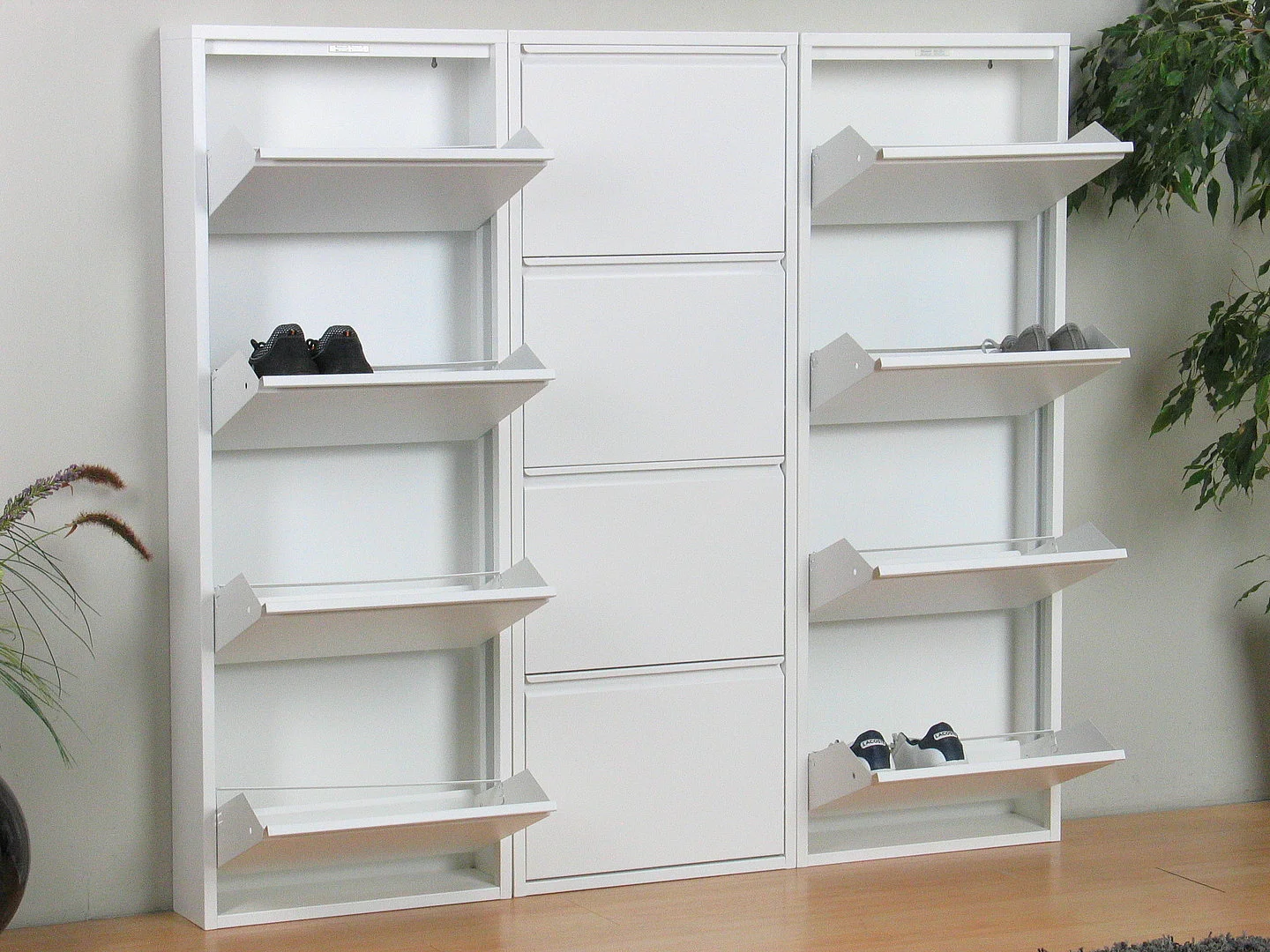 Pisa Armoire à chaussures avec 12 casiers/portes en métal blanc. Livrée entièrement montée.