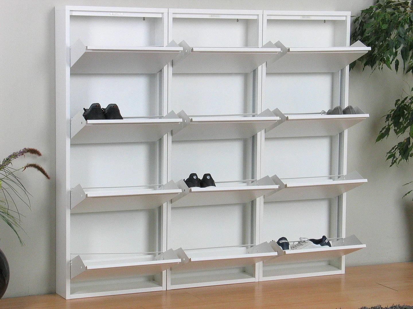 Pisa Armoire à chaussures avec 12 casiers/portes en métal blanc. Livrée entièrement montée.