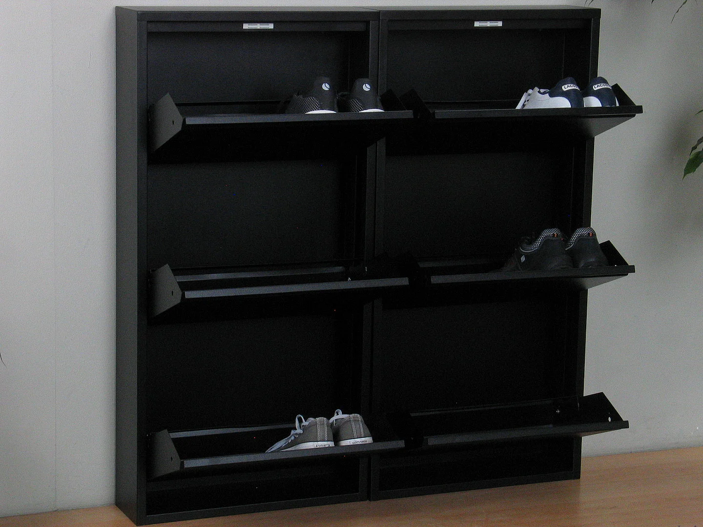 Zapatero Pisa de 6 puertas en metal negro. Se entrega completamente montado.