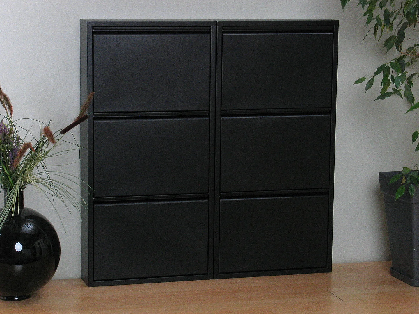 Pisa Armoire à chaussures avec 6 casiers/portes en métal noir. Livrée entièrement montée.