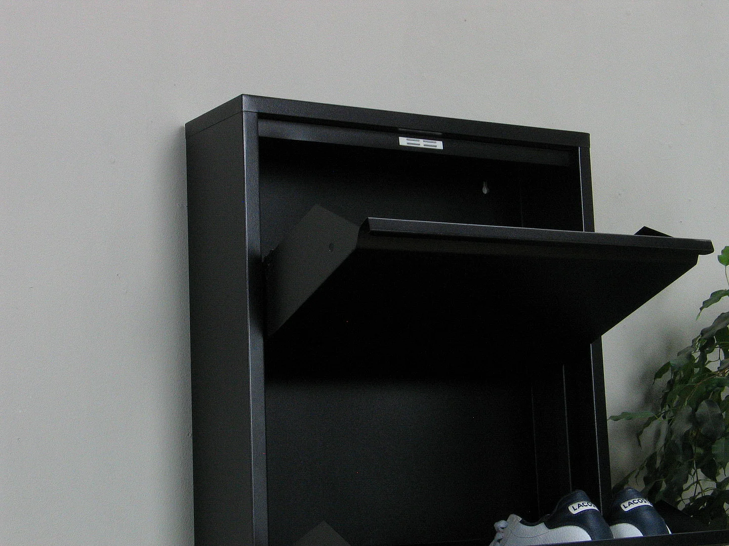 Pisa Armoire à chaussures avec 6 casiers/portes en métal noir. Livrée entièrement montée.
