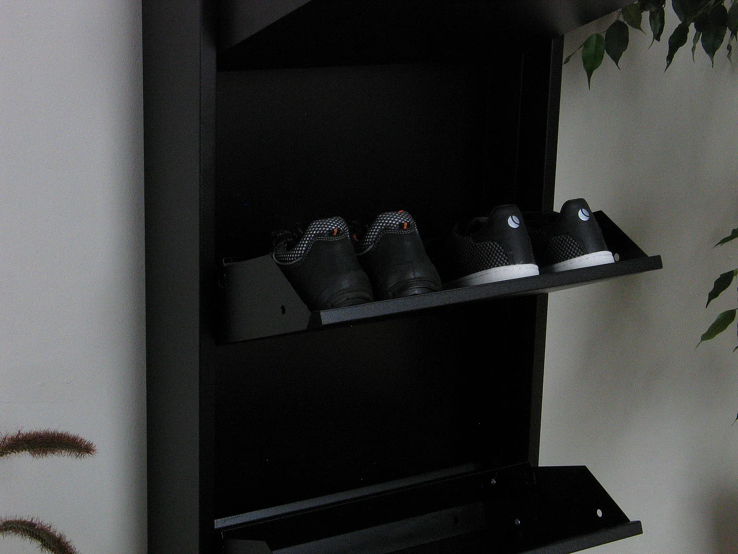 Pisa Armoire à chaussures avec 6 casiers/portes en métal noir. Livrée entièrement montée.