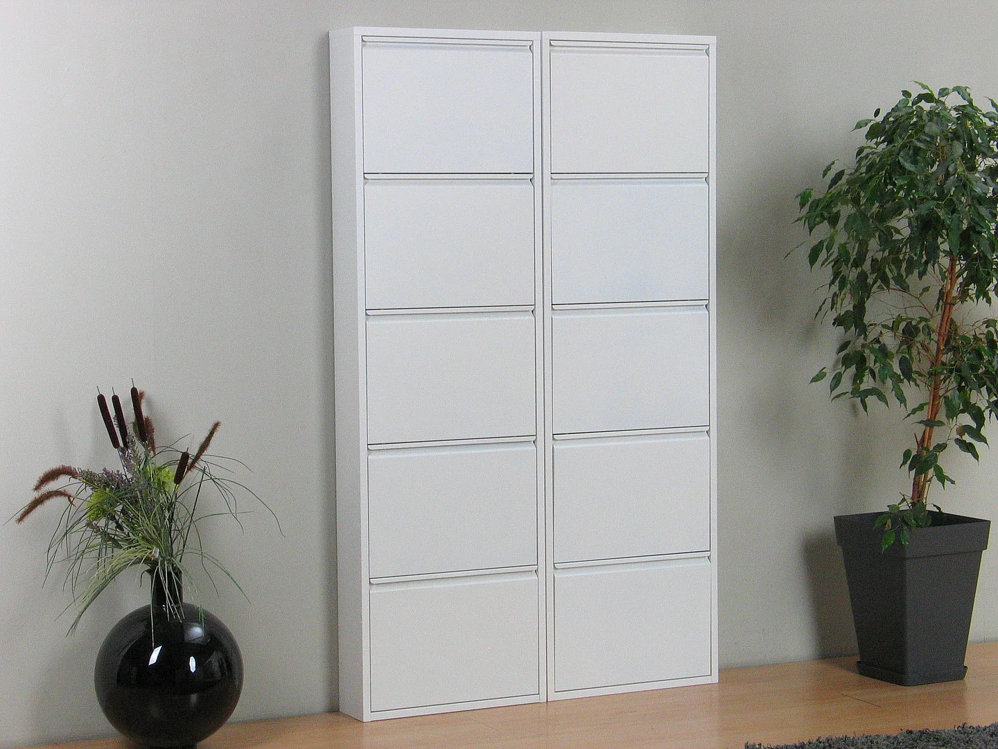 Pisa Schuhschrank mit 10 Klappen/ Türen in Metall weiss. Fertig montiert.