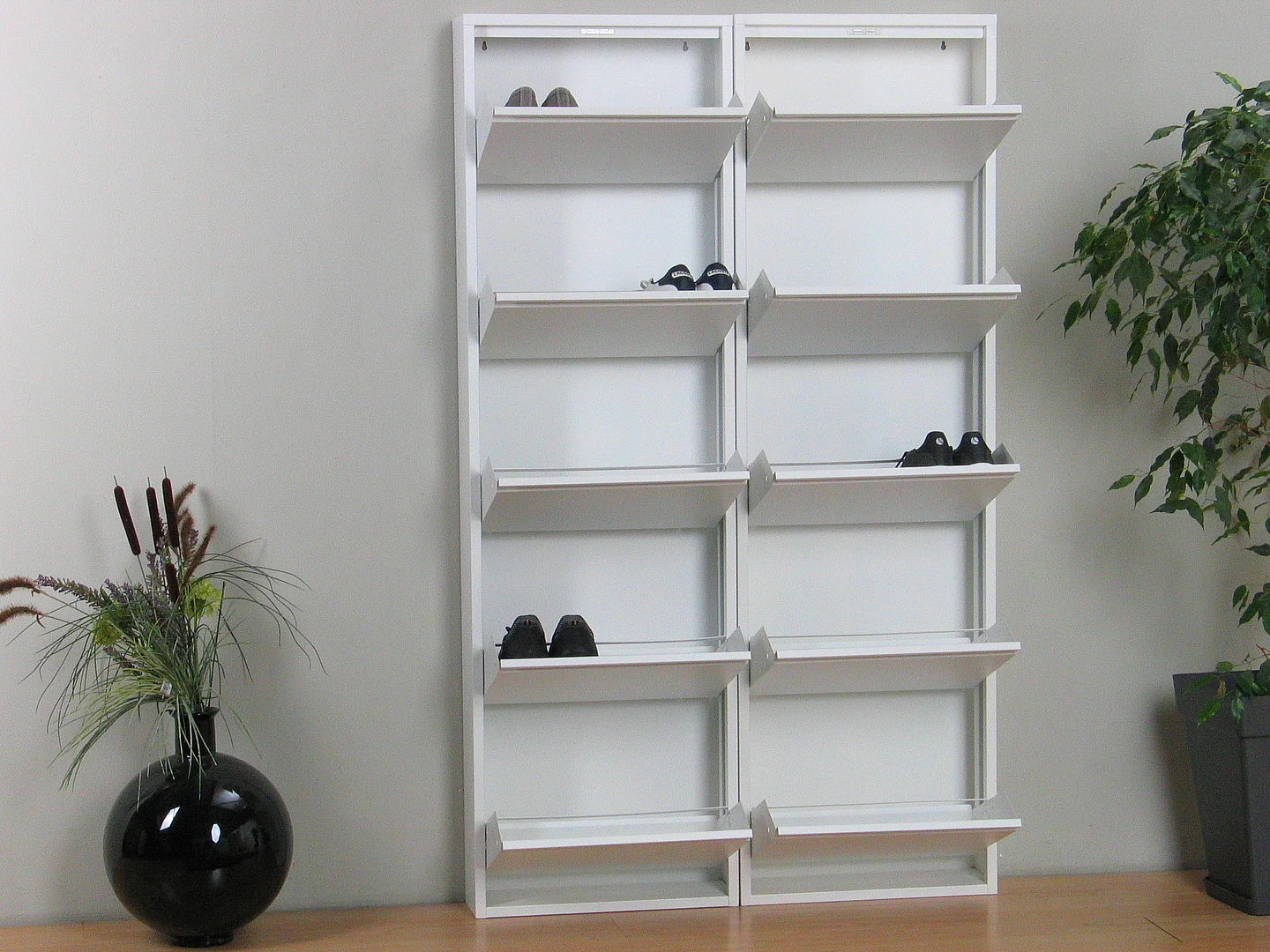 Pisa Schuhschrank mit 10 Klappen/ Türen in Metall weiss. Fertig montiert.