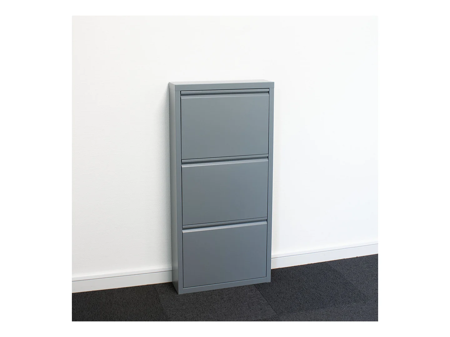 Scarpiera Pisa a 9 ante in grigio metallizzato. Consegnata completamente montata.