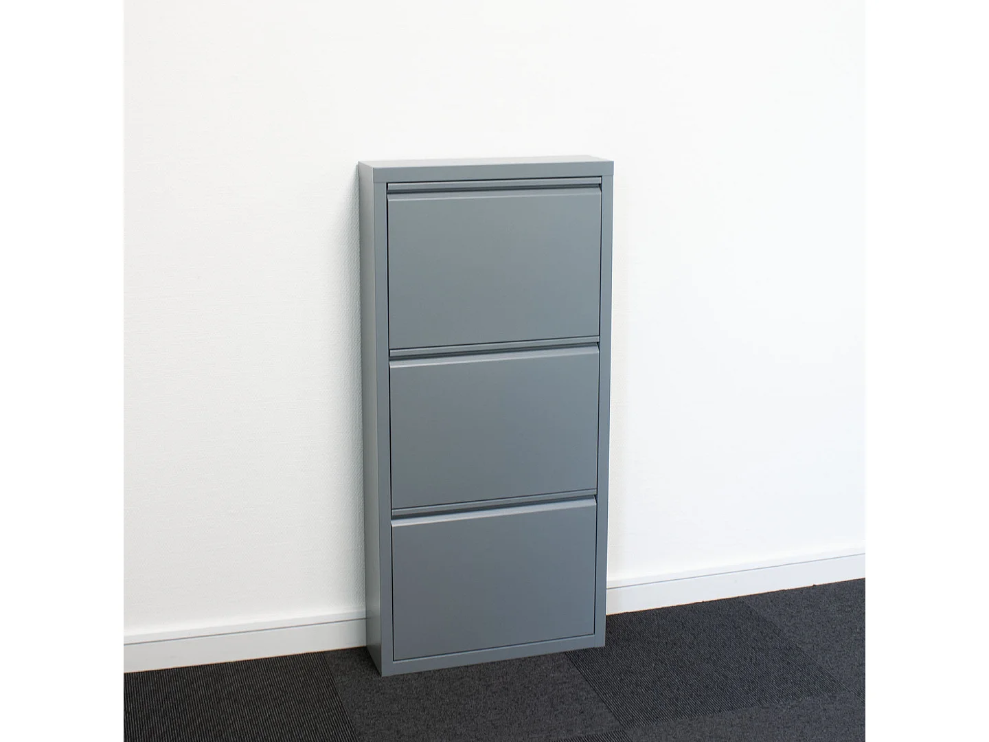 Scarpiera Pisa a 9 ante in grigio metallizzato. Consegnata completamente montata.