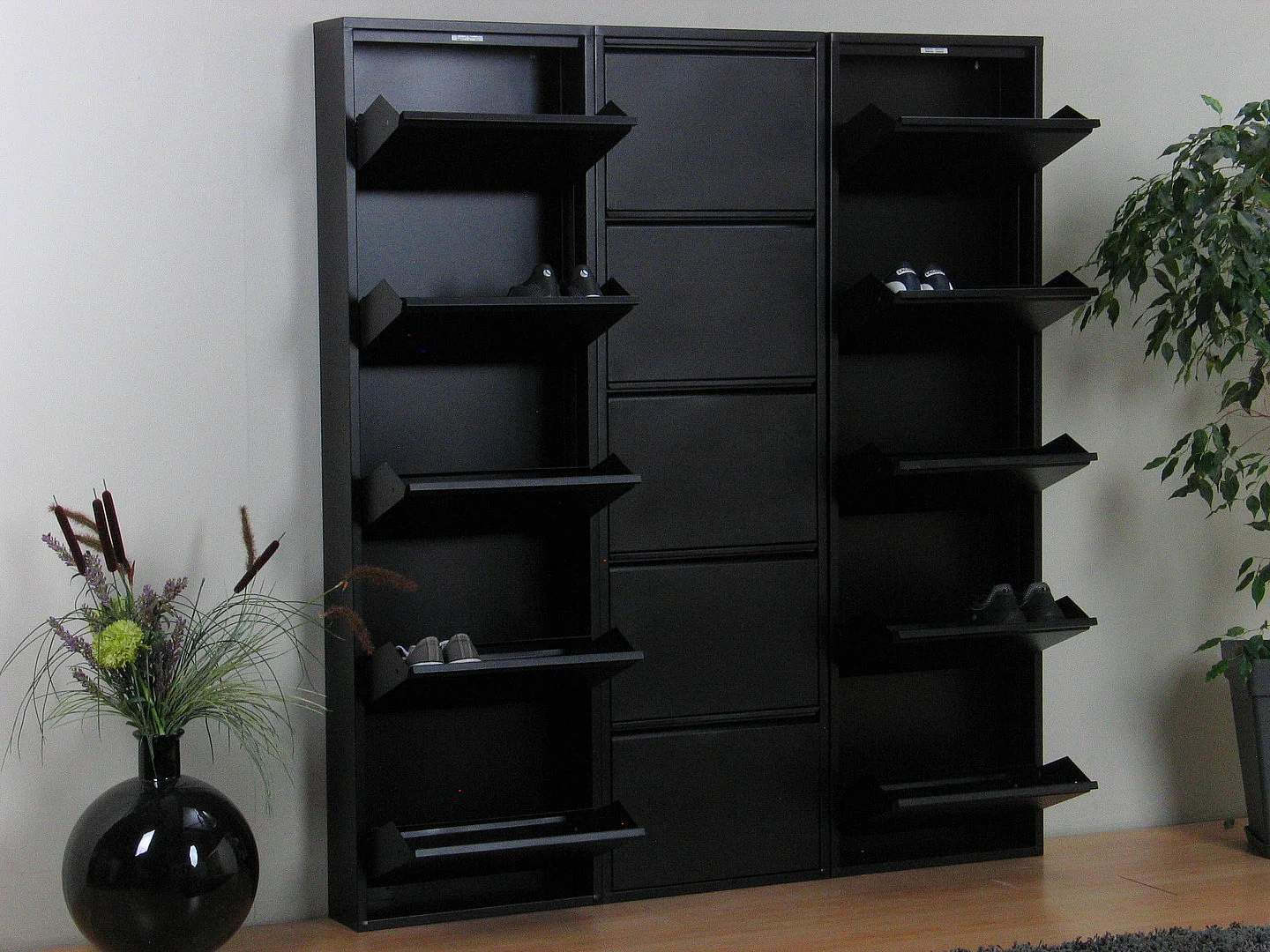 Pisa Armoire à chaussures avec 15 casiers/portes en métal noir. Livrée entièrement montée.