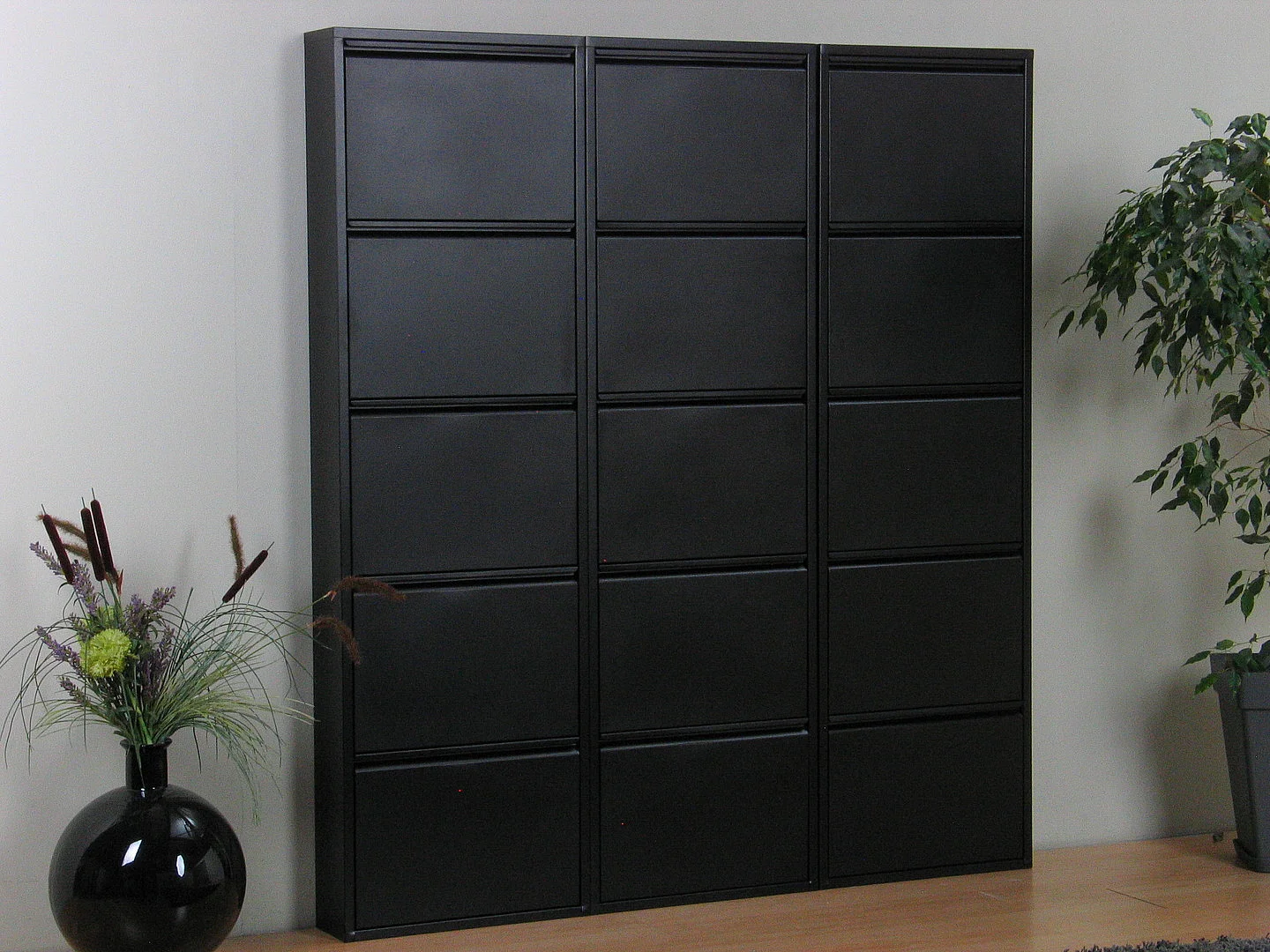 Pisa Armoire à chaussures avec 15 casiers/portes en métal noir. Livrée entièrement montée.