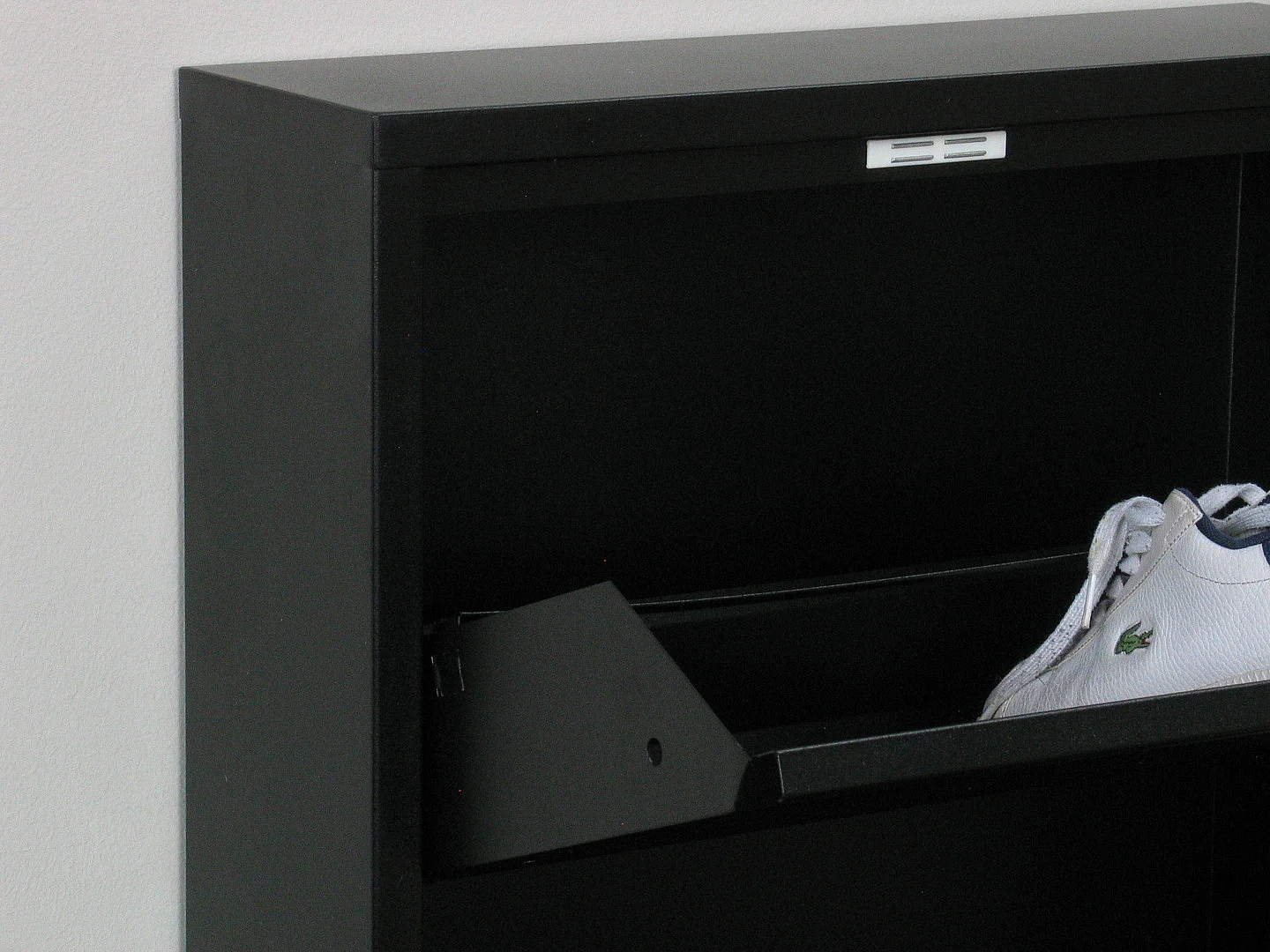 Pisa Armoire à chaussures avec 15 casiers/portes en métal noir. Livrée entièrement montée.