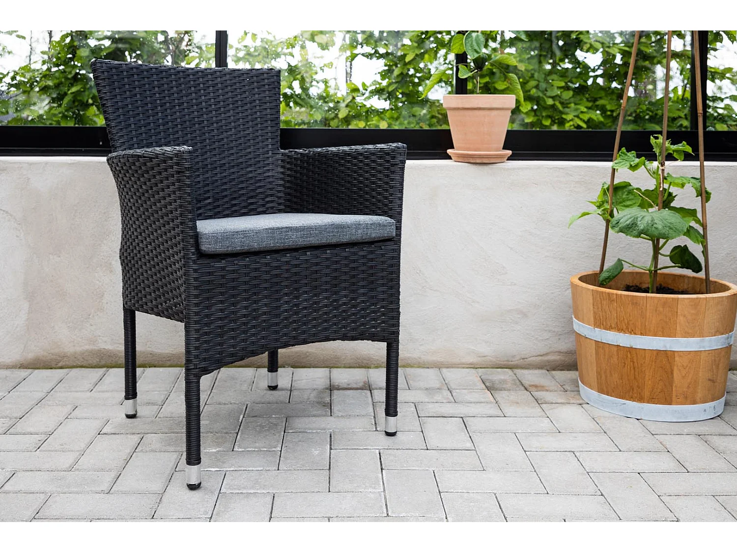 Malina Gartenstuhl inkl. Kissen stapelbar schwarz.