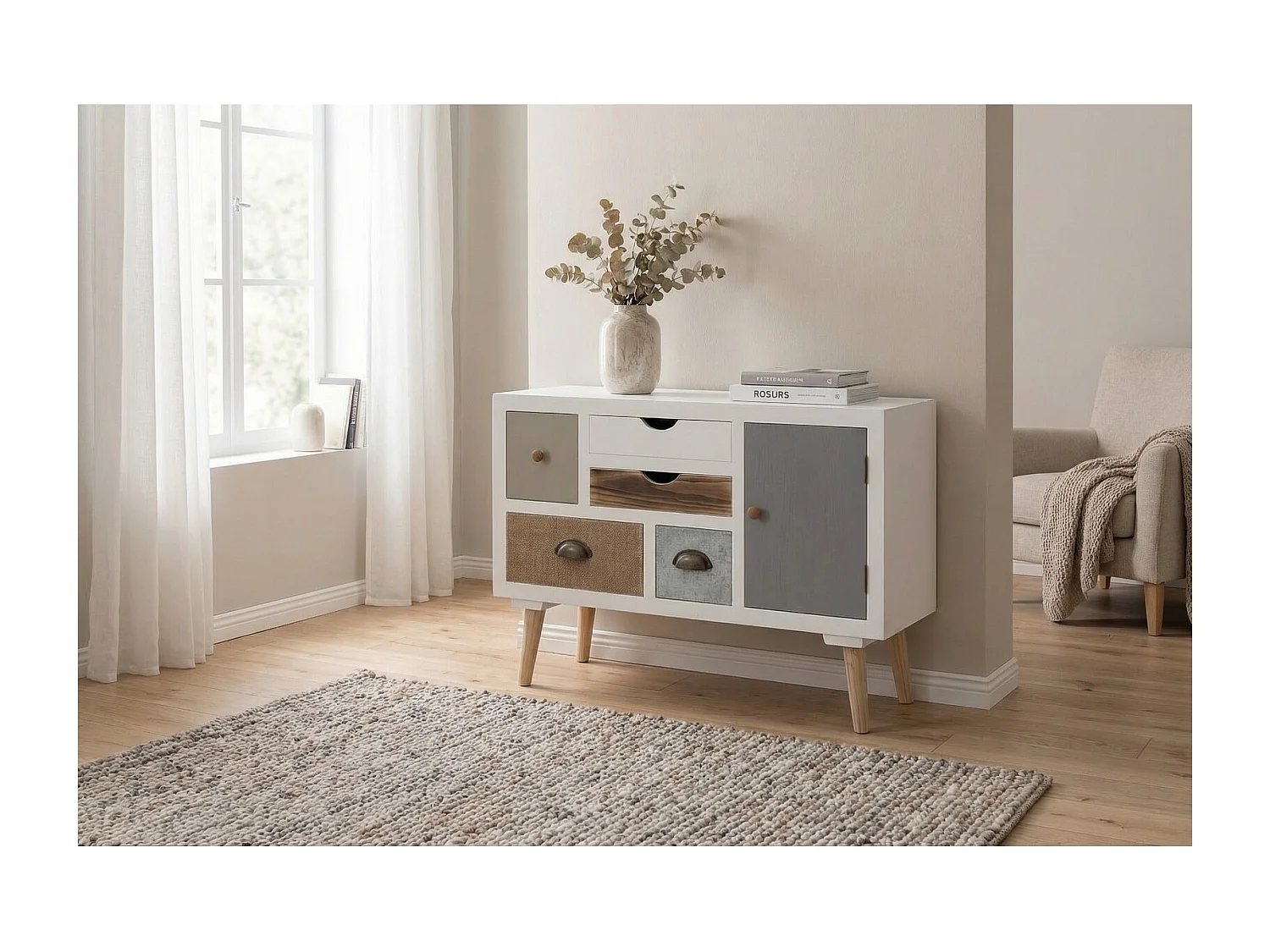 Thames Commode blanche avec 1 porte et 5 tiroirs de couleurs différentes. Livrée complètement montée.