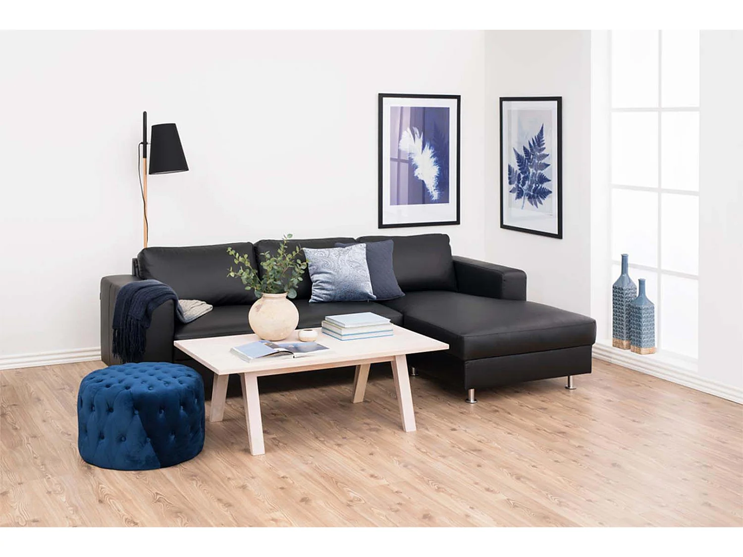 Align Couchtisch in Eiche massiv und Furnier weiss gelaugt.