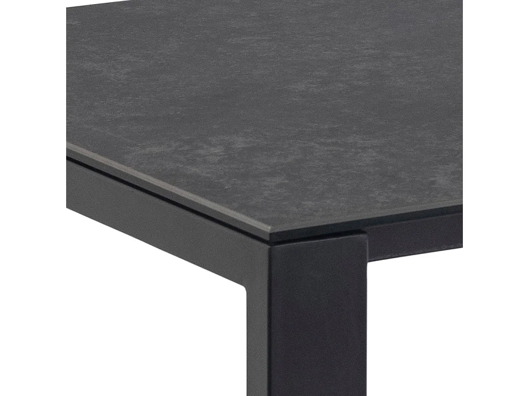 Brentford eetkamertafel zwart.