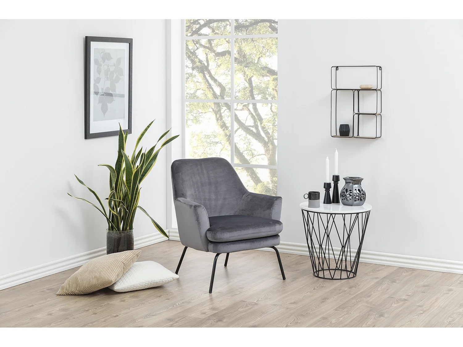 Chicca fauteuil in grijze stof en zwart metalen onderstel.