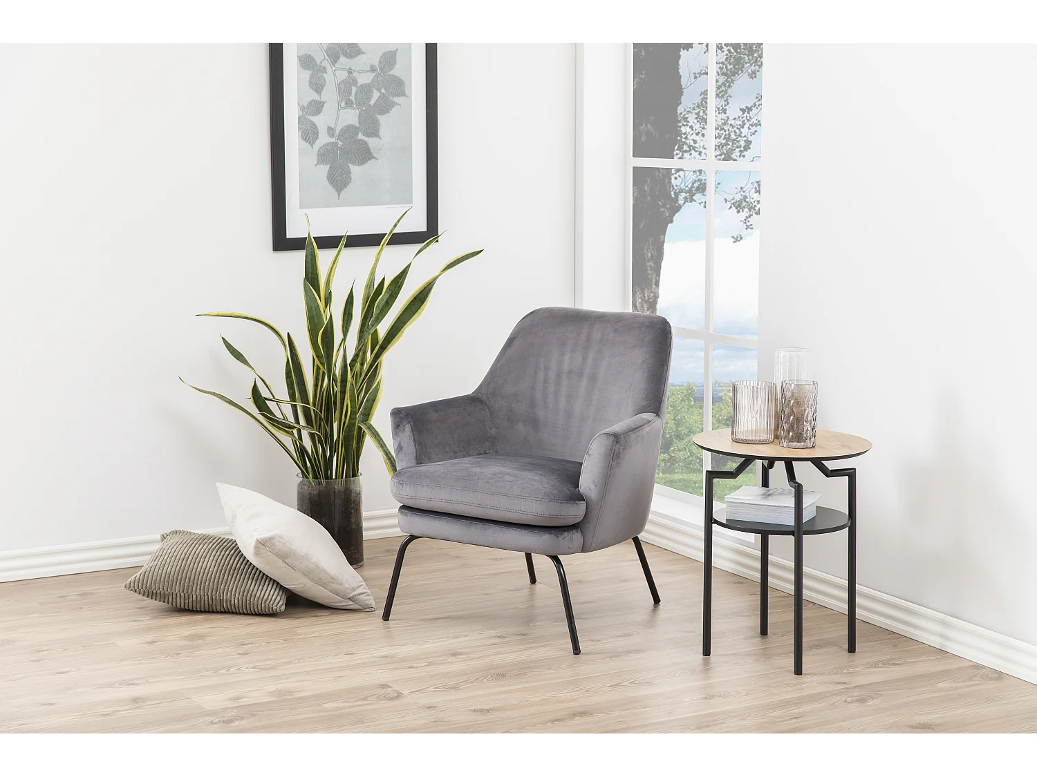 Chicca fauteuil in grijze stof en zwart metalen onderstel.