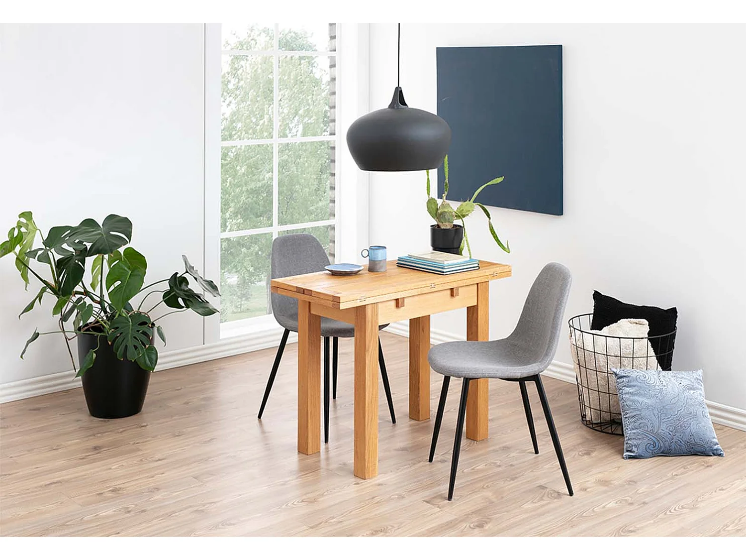 Chaise de table à manger en tissu, gris clair et structure en noir.