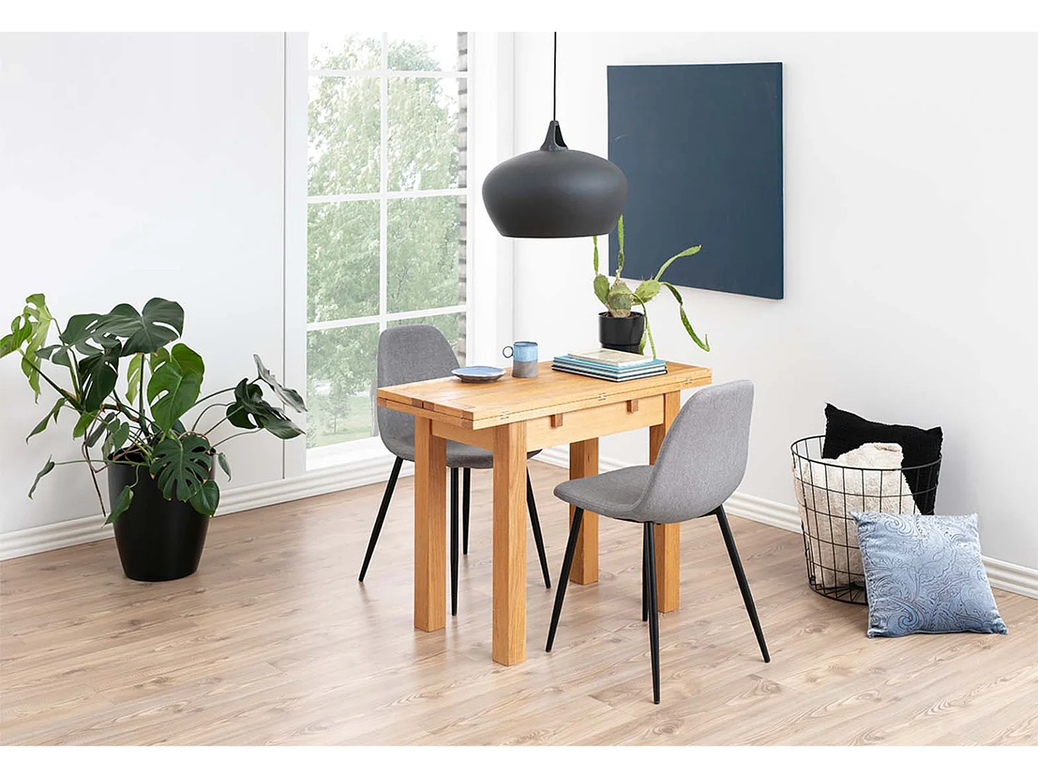 Chaise de table à manger en tissu, gris clair et structure en noir.