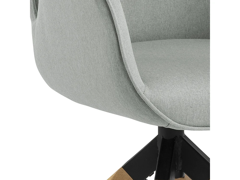 Aura eetkamerstoel eiken poten, met armsteunen en rugleuning lichtgrijs.