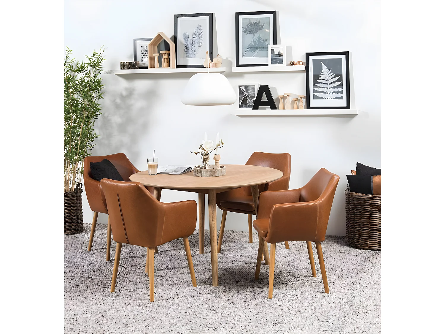 Noel Chaise de salle à manger en similicuir teinte cognac avec pieds en chêne massif délavé.