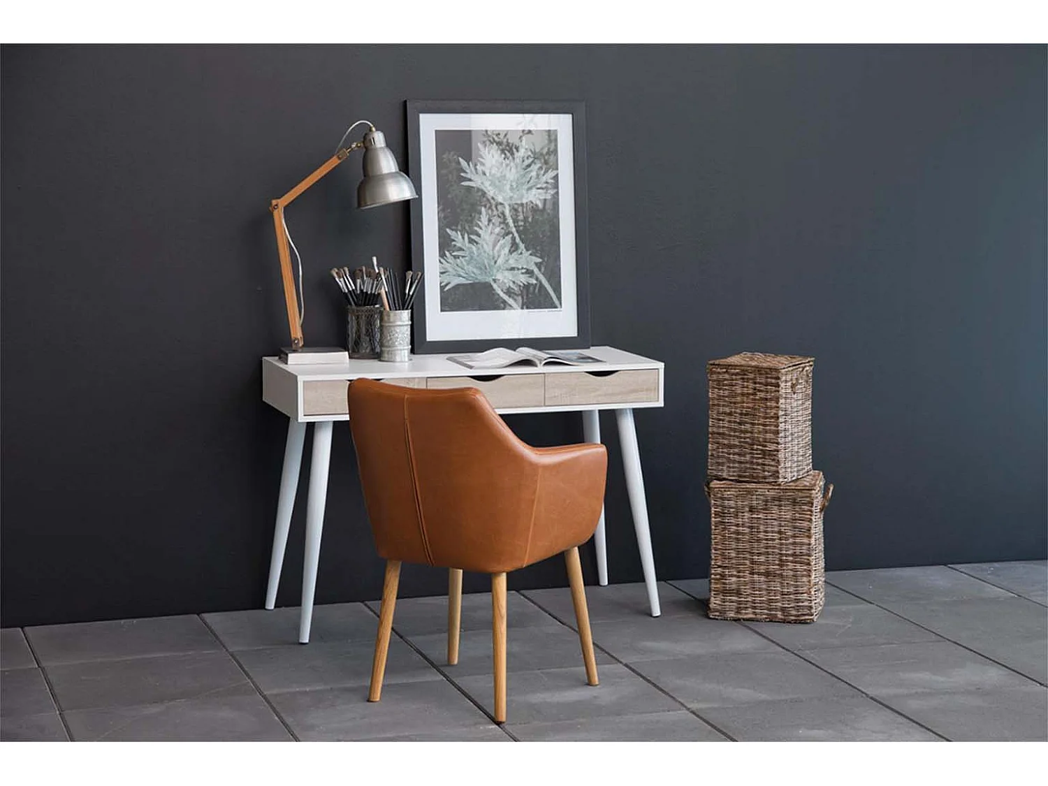 Noel Chaise de salle à manger en similicuir teinte cognac avec pieds en chêne massif délavé.