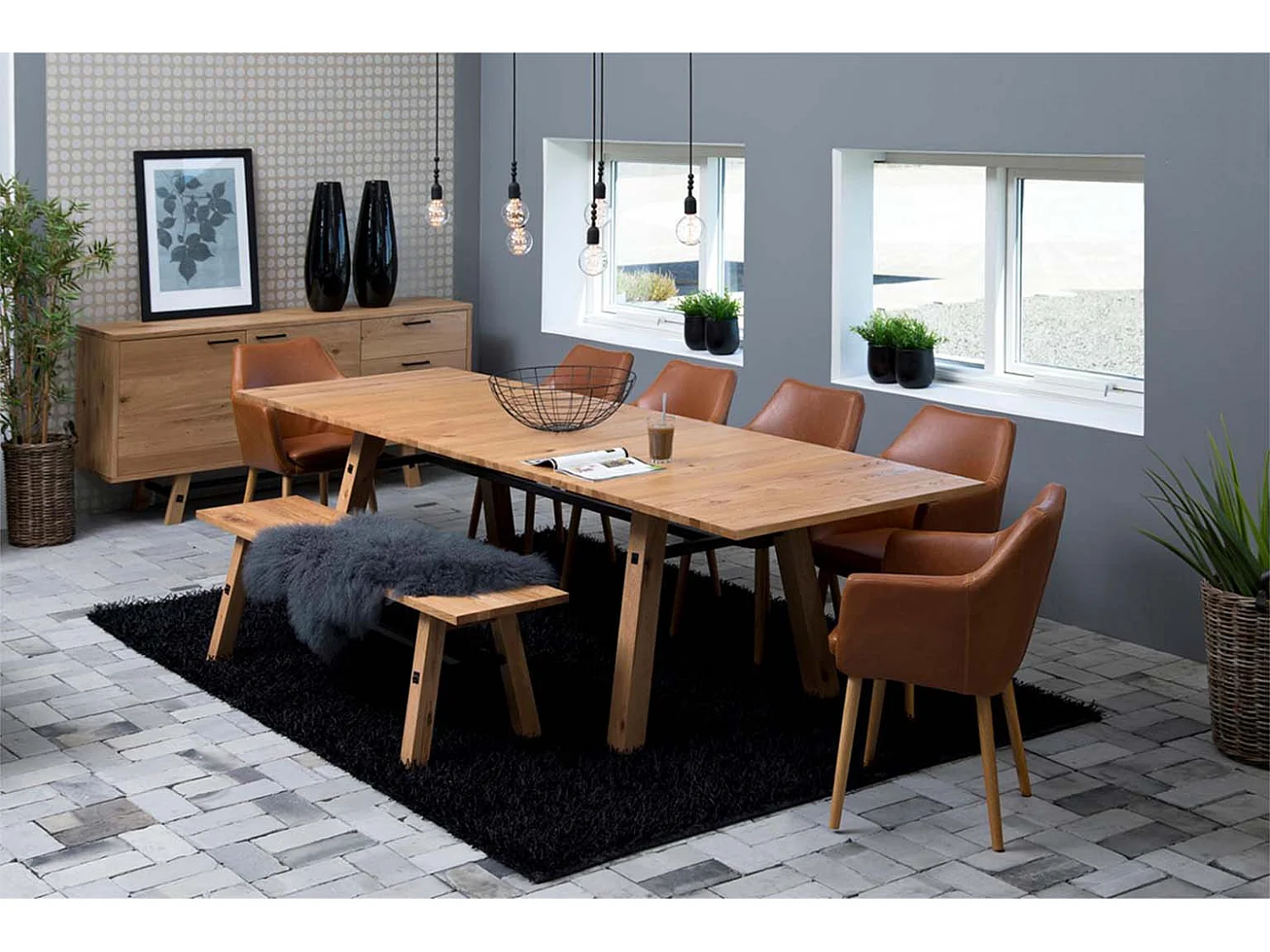 Noel Chaise de salle à manger en similicuir teinte cognac avec pieds en chêne massif délavé.