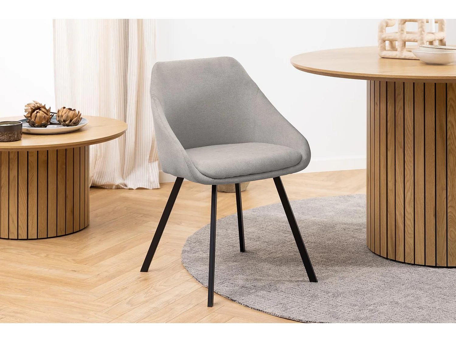 Nirt eetkamerstoel met armleuningen grijs.