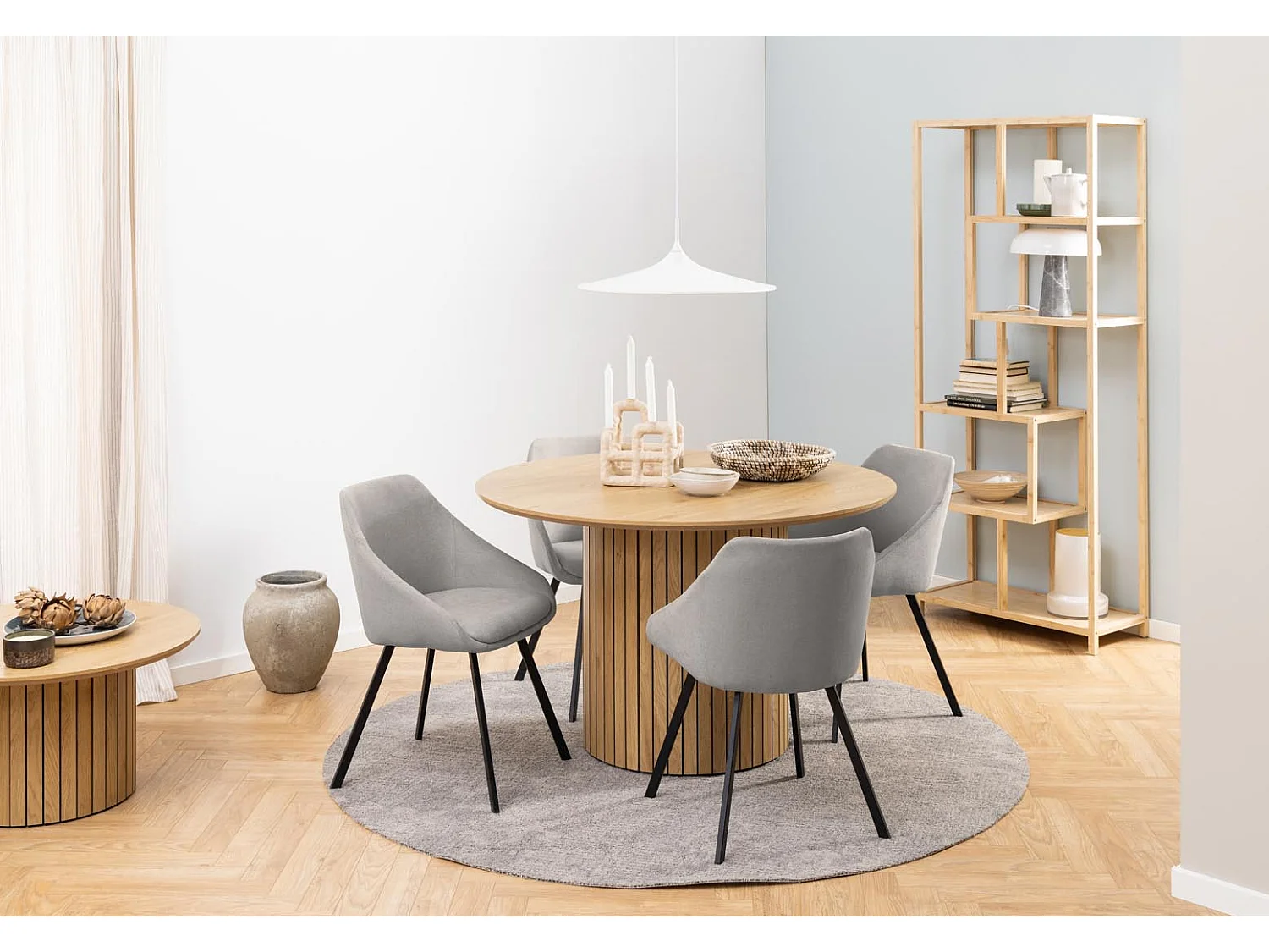 Nirt eetkamerstoel met armleuningen grijs.