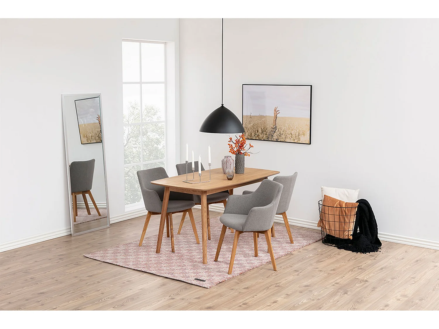 Bea eetkamerstoel met armleuningen in lichtgrijs en geoliede massief eikenhouten poten.