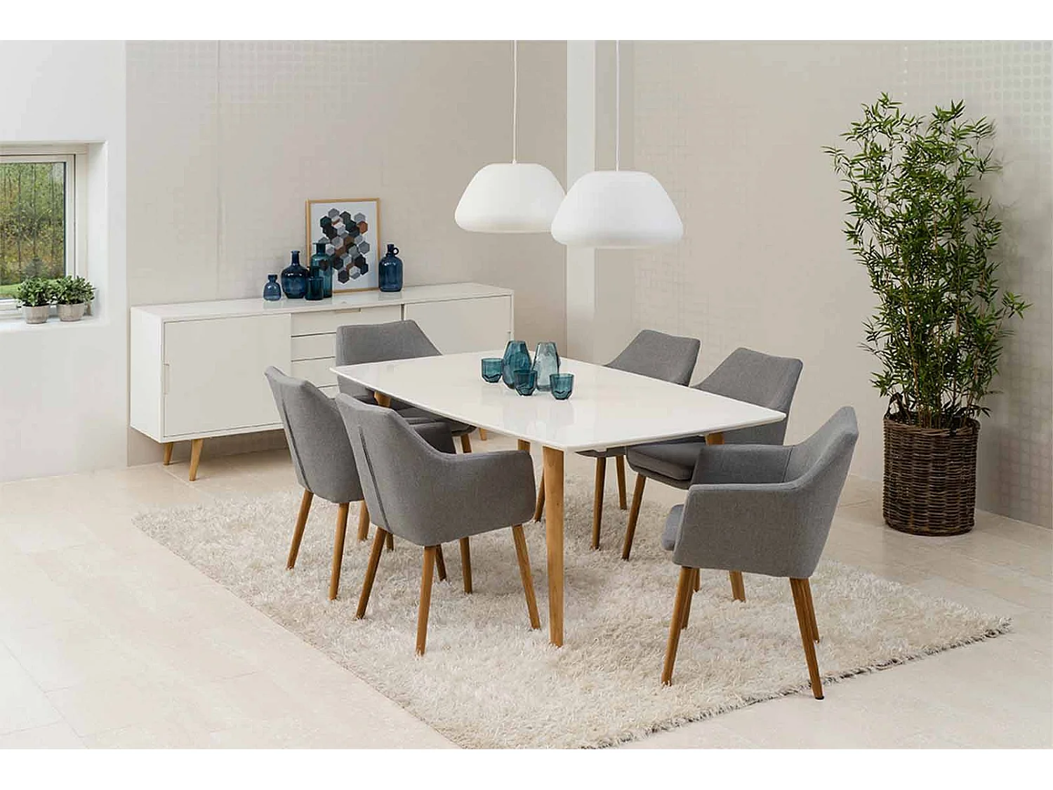 Noel eetkamerstoel in lichtgrijze stof en geoliede eikenhouten poten.