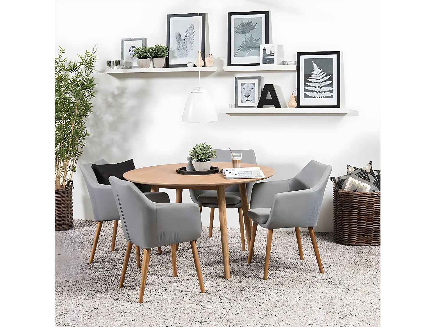 Noel eetkamerstoel in lichtgrijze stof en geoliede eikenhouten poten.