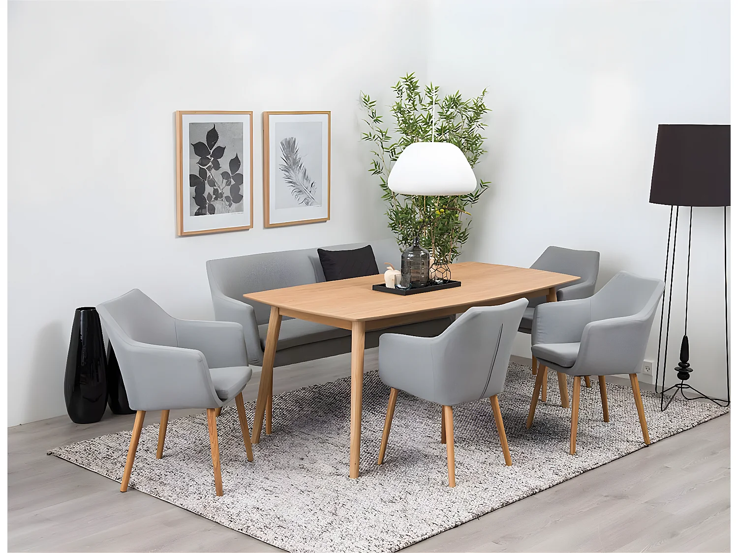 Noel eetkamerstoel in lichtgrijze stof en geoliede eikenhouten poten.