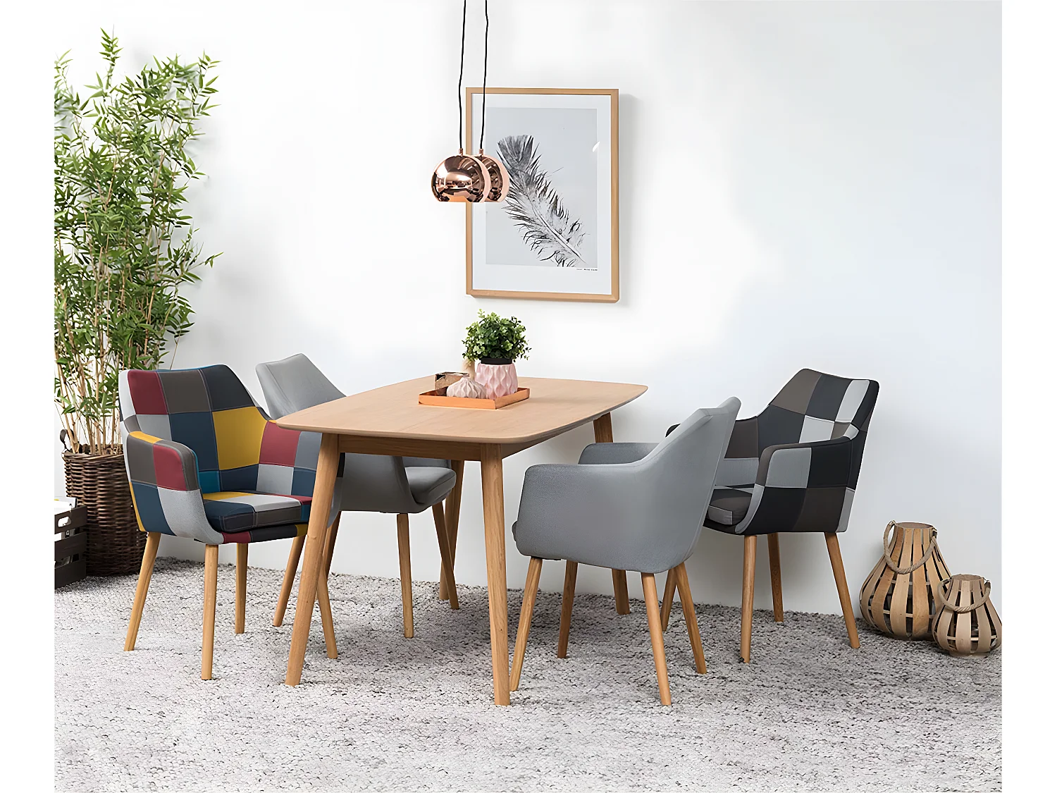 Noel Chaise de salle à manger en tissu patchwork de différentes couleurs avec pieds en chêne massif délavé.