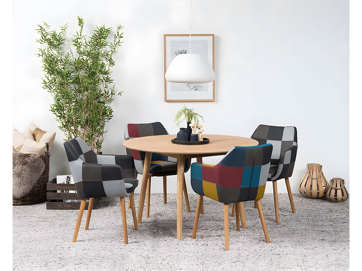 Noel Chaise de salle à manger en tissu patchwork de différentes couleurs avec pieds en chêne massif délavé.